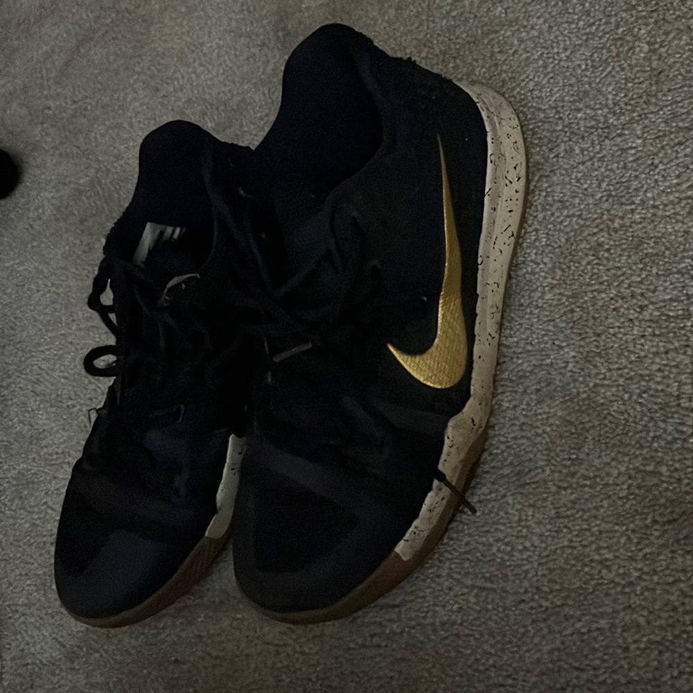 2017
Kyrie 3 'Obsidian' size 6 basketball sneakers